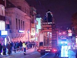 Çöp Kamyonu Elektrik Tellerini Kopardı, Tramvay Yolcuları Mahsur Kaldı