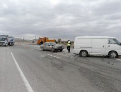 Otomobil Minibüse Çarptı 3 Kişi Yaralandı