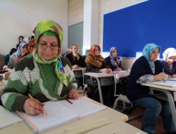 Hem Çocuklar Hem Veliler Okuyor