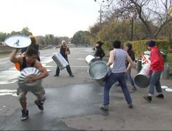 İngiliz Müzisyenler Çöp Tenekeleriyle Moskova'da Konser Verdi