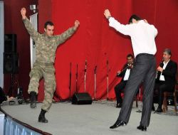 Kosova'daki Türk Askerinin Oynadığı 'zeybek Oyunu' Büyük Alkış Aldı