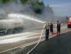 Mazot Yüklü Kamyon Alev Aldı