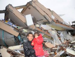 Ravzagül'ün Ağlaması Enkazdaki Baygın Annenin Kurtuluşuna Vesile Oldu