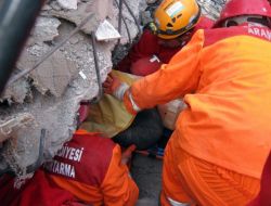 İtfaiye Eri Turan: Enkaz Altında İken Ağlıyorlardı, Bizi Görünce Yüzleri Güldü