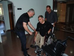 Belediye Engelli Çalışanına Akülü Tekerlekli Sandalye Hediye Etti