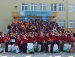 Kimse Yok Mu Derneği Bayram Öncesi Öğrencileri Sevindirdi