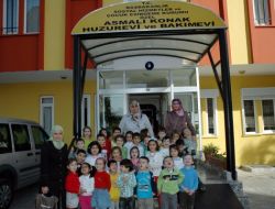 Minikler Huzurevinde Yaşlıların Elini Öpüp Dua Aldı