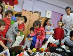 Van'daki Kardeşlerine Oyuncaklarını Gönderdiler