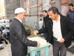 Cuma Namazı Çıkışı Van'a Yardım