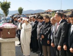 Depremde Hayatını Kaybeden Küçük Kız Toprağa Verildi