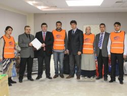 Zirve Öğrencileri Van İçin Topladığı Yardımı Kimse Yok Mu Derneği'ne Teslim Etti