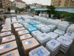 Depremzedeler İçin Toplanan Suyu Satarken Yakalandılar