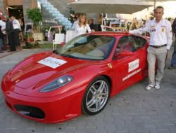 Alışveriş Merkezleri Reklamlarını Ferrari İle Yapıyor