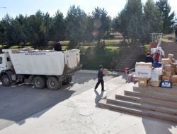 Üniversiteli Öğrenciler Evlerindeki Eşyaları Van’a Gönderdi