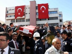 Şehit Polisin Kızları Cenazede Birbirlerine Sarılarak Teselli Oldu