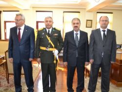 Vali Özcan Makamında Tebrikleri Kabul Etti