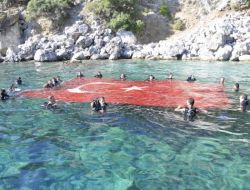DENİZDE TÜRK BAYRAĞI AÇTILAR