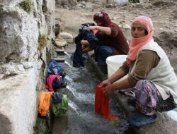 Depremzede Kadınlar, Çamaşırlarını Köy Çeşmesinde Elde Yıkıyor