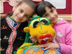 Gezici Sanat Otobüsü Köydeki Öğrencilere Tiyatro Gösterisi Sundu