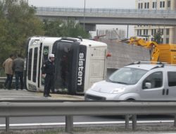 Beton Bariyer Taşıyan Tır Devrildi