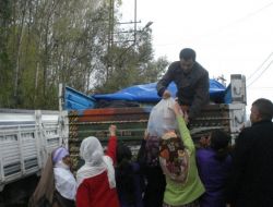 Başkale'deki Öğretmenler, Deprem Bölgesinde Yardım Dağıttı