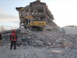 Erciş'te enkaz kaldırma çalışmaları