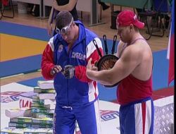 15 Saniyede Üç Teflon Tavayı Elleriyle Büktü, Guinness'e Girdi