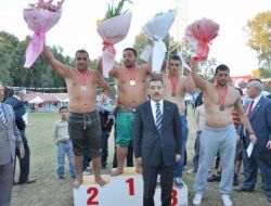 Yüreğir'deki Karakucak Güreşleri Çekişmeli Geçti