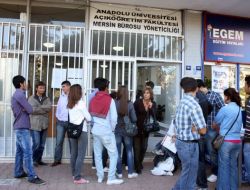 Açık Öğretim Fakültesi Öğrencileri Kayıt Çilesine Tepki Gösterdi