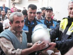 Kadirli’de Polis Ücretsiz Kask Dağıttı