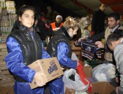 Acılarını Unutup, Depremzedelerin Yardımına Koştu