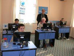 Görme Engelli Öğretmen Aynı Kaderi Paylaşan Gençlerin Hayatınını Değiştirdi