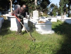 Kabristanlıklar Bayrama Hazır