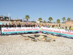 Antalya Konyaaltı Sahili'nde Deniz Dibi Temizlendi