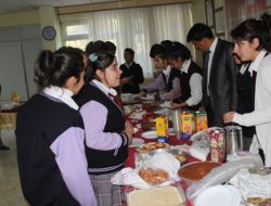 Kız Meslek Lisesi Öğrencileri, Depremzedeler İçin Kermes Düzenledi