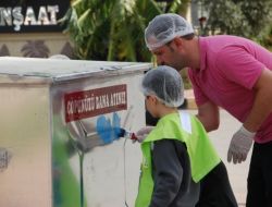 Toroslu Öğrenciler, Konyaaltı'ndaki Çöp Konteynerlerini Boyadı