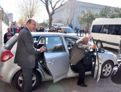 Mahkeme Salonunda Hatıra Fotoğrafı Çektirdiler