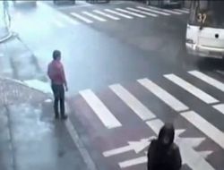 Telefonla Konuşan Sürcünün Kullandığı Araç Yaşlı Kadını Böyle Ezdi