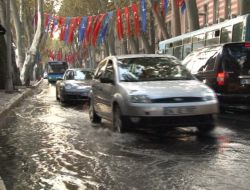 İçerde Zirve, Dışarıda Su Baskını