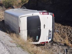 Otomobil Karşı Yola Geçti 2 Kişi Yaralandı