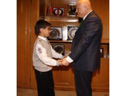 Vali Kızılcık, Bisiklet Parasını Van’a Gönderen Küçük Muhammet'i Tebrik Etti