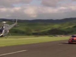 Otomobil Ve Helikopterin Yarışı Nefes Kesti