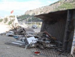 Belen Geçidinde Freni Patlayan Hurda Yüklü Kamyon Dehşet Saçtı