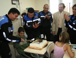 Polislerden, Lösemi Hastası Çocuğa Hastanede Sürpriz Doğum Günü Partisi