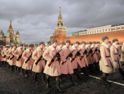 Sovyet Askerleri ve Tankları Kızıl Meydan’da