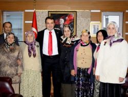 Güce’de Okuma Yazma Öğrenenler Altınla Ödüllendirildi