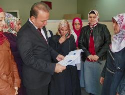 'İdeal Bakıcı Anne' Projesine Katılanlar Sertifikalarını Vali Güner'den Aldı