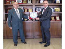 Edirne Müdafii Şükrü Paşa'nın Torunu Başkan Küçükler'i Ziyaret Etti