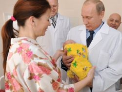 Putin, Rusya’nın 7 Milyarıncı Bebeğini Kucağına Aldı, Daire Hediye Etti