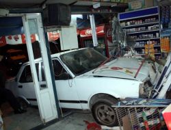 OTOMOBİL MARKETE GİRDİ